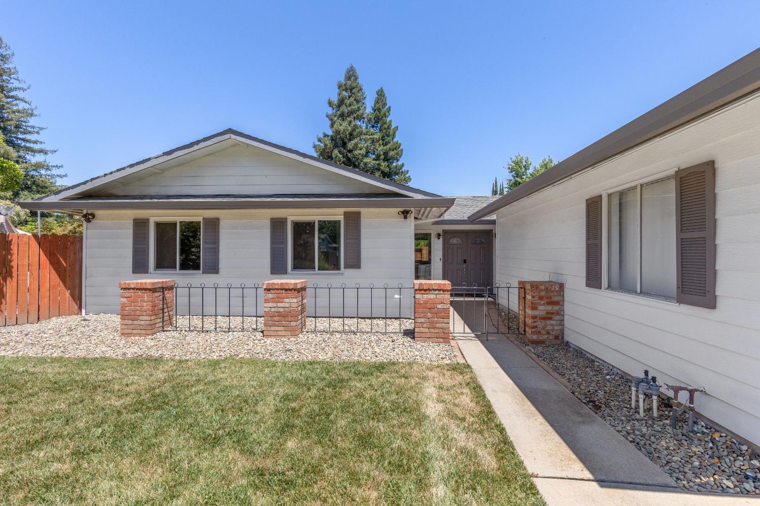 Detail Gallery Image 2 of 40 For 2537 Warrego Way, Sacramento,  CA 95826 - 4 Beds | 2/1 Baths