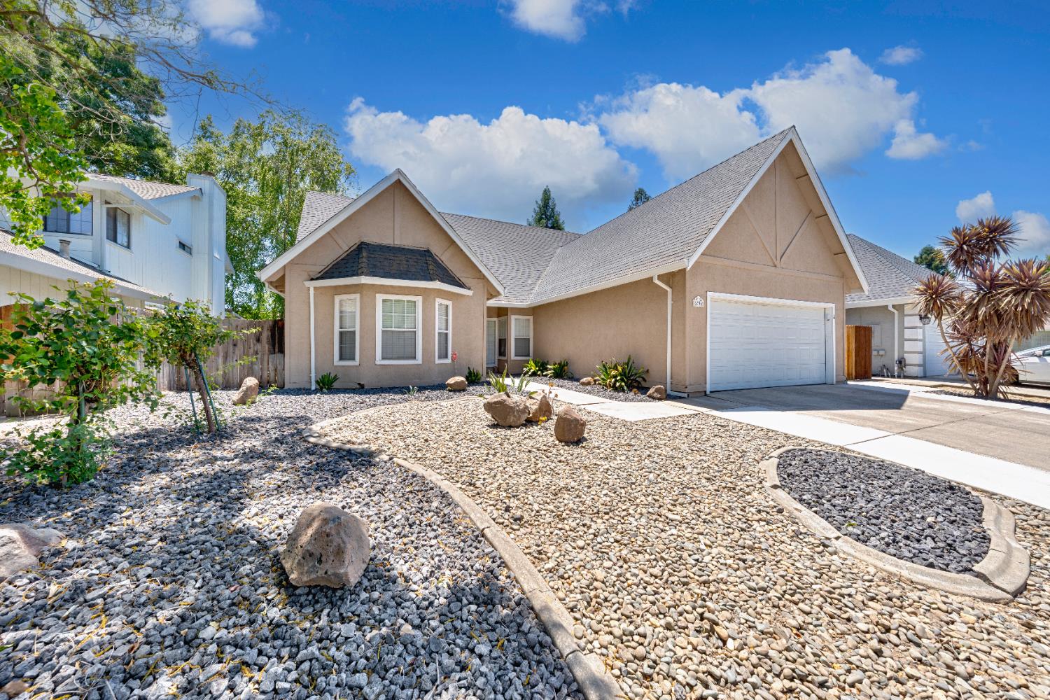 Detail Gallery Image 2 of 36 For 6736 Folkstone Way, Elk Grove,  CA 95758 - 4 Beds | 3 Baths