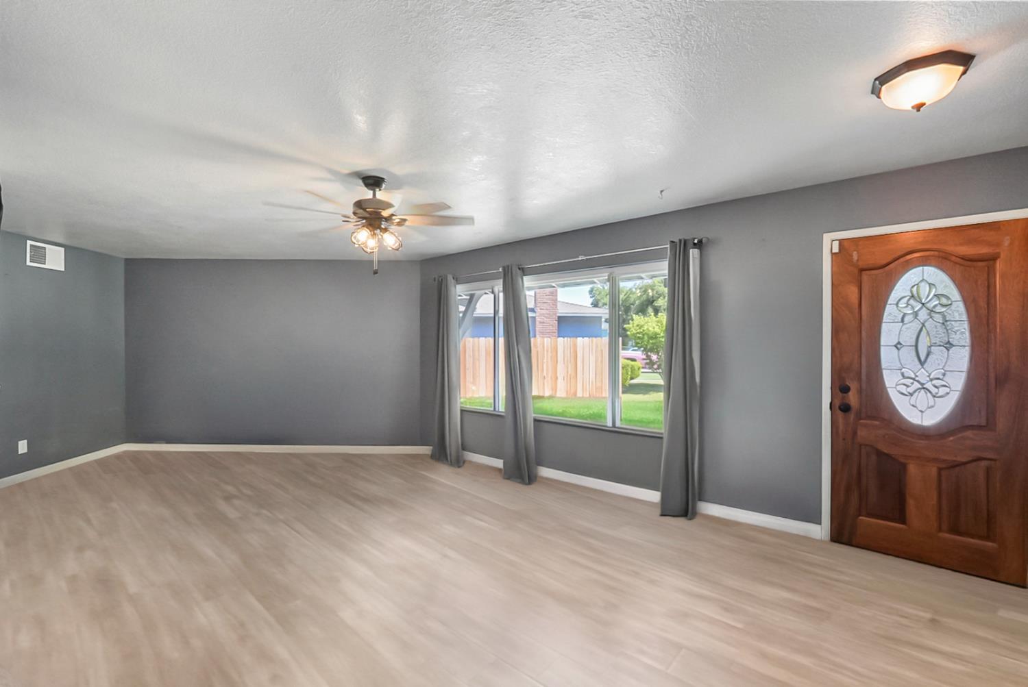 Detail Gallery Image 4 of 28 For 904 Tahoe Dr, Modesto,  CA 95350 - 3 Beds | 2 Baths