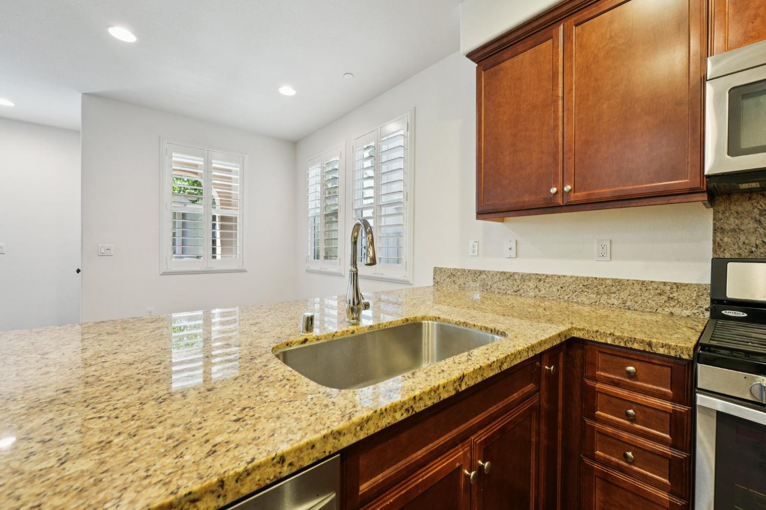 Detail Gallery Image 14 of 45 For 818 Queen Palm Ln, Brentwood,  CA 94513 - 3 Beds | 2/1 Baths