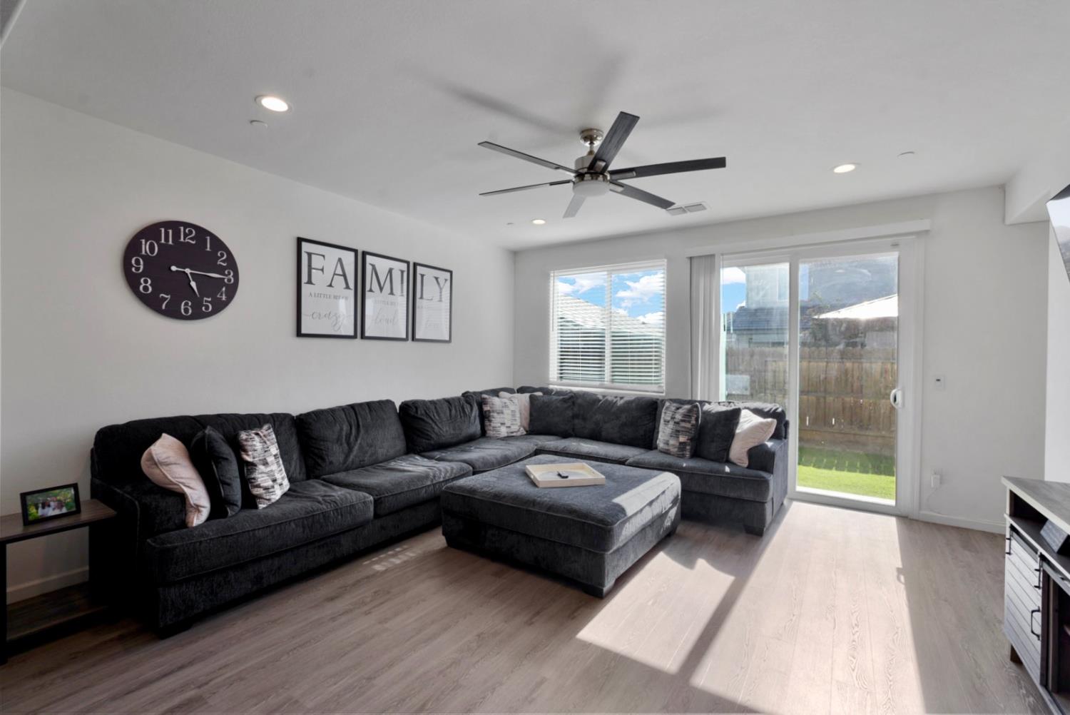 Detail Gallery Image 5 of 33 For 453 Daffodil Dr, Merced,  CA 95341 - 3 Beds | 2 Baths