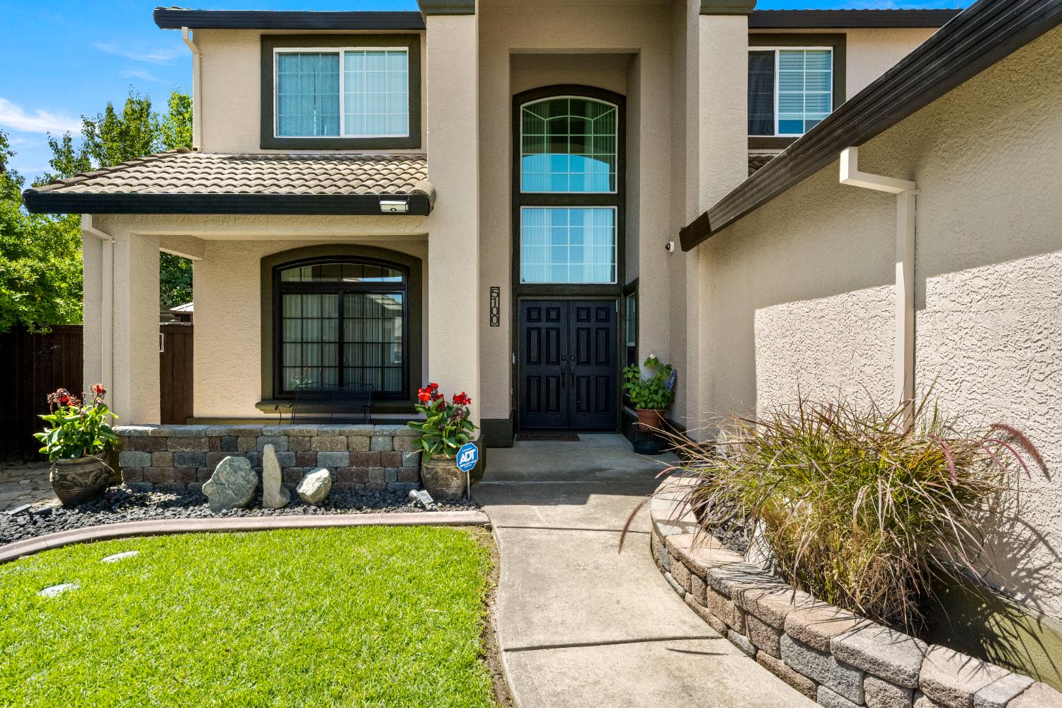 Detail Gallery Image 2 of 57 For 5100 Homeland Ct, Antelope,  CA 95843 - 6 Beds | 3 Baths