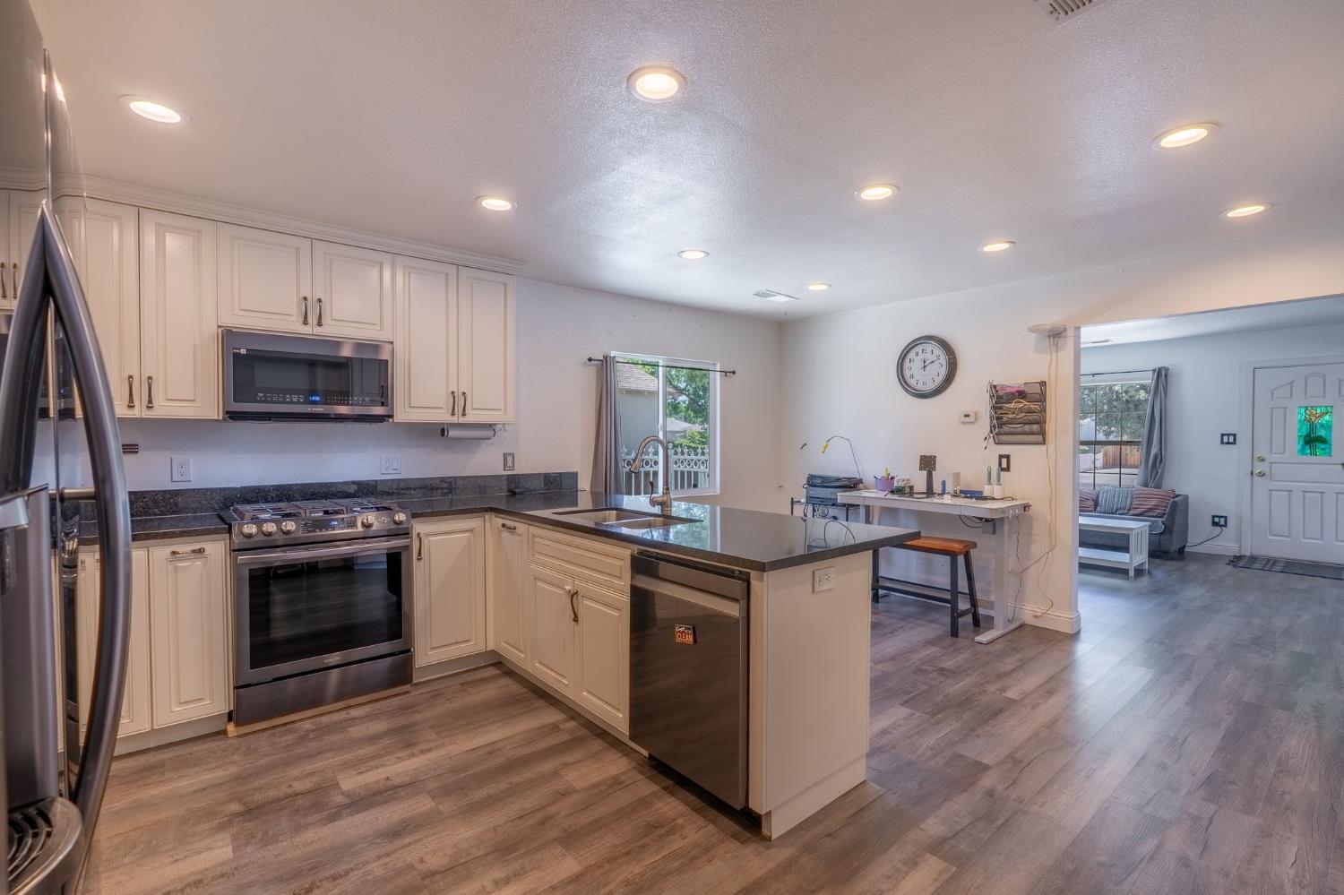 Detail Gallery Image 13 of 28 For 1741 Idalou Ave, Modesto,  CA 95350 - 4 Beds | 2/1 Baths