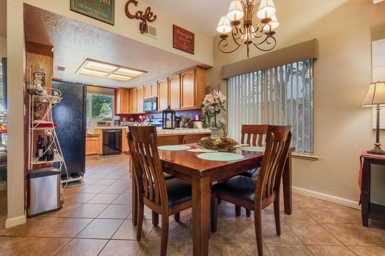 Detail Gallery Image 7 of 36 For 1009 Bobcat Ct, Modesto,  CA 95358 - 3 Beds | 2 Baths