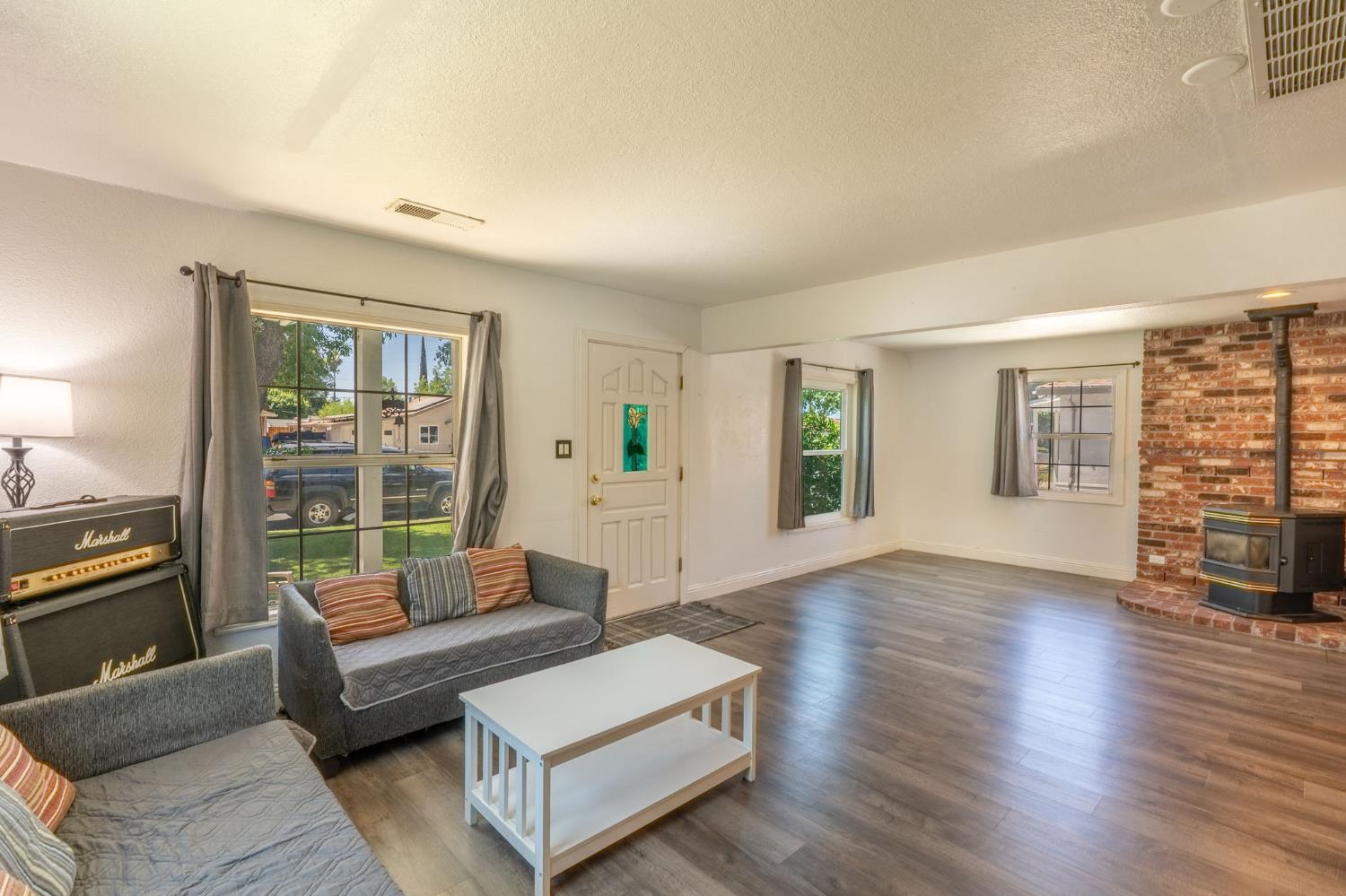 Detail Gallery Image 6 of 28 For 1741 Idalou Ave, Modesto,  CA 95350 - 4 Beds | 2/1 Baths