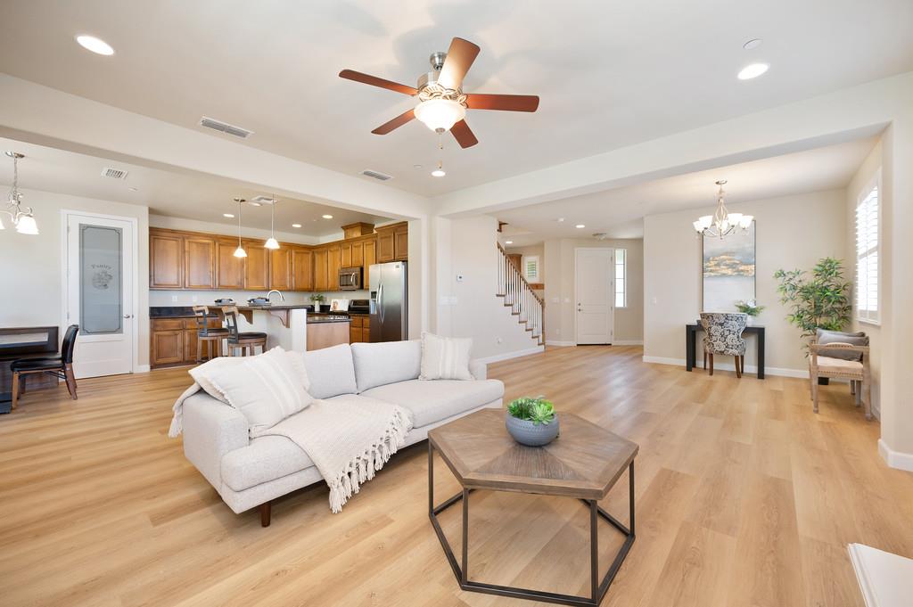 Detail Gallery Image 4 of 40 For 3096 Apache St, West Sacramento,  CA 95691 - 4 Beds | 3 Baths