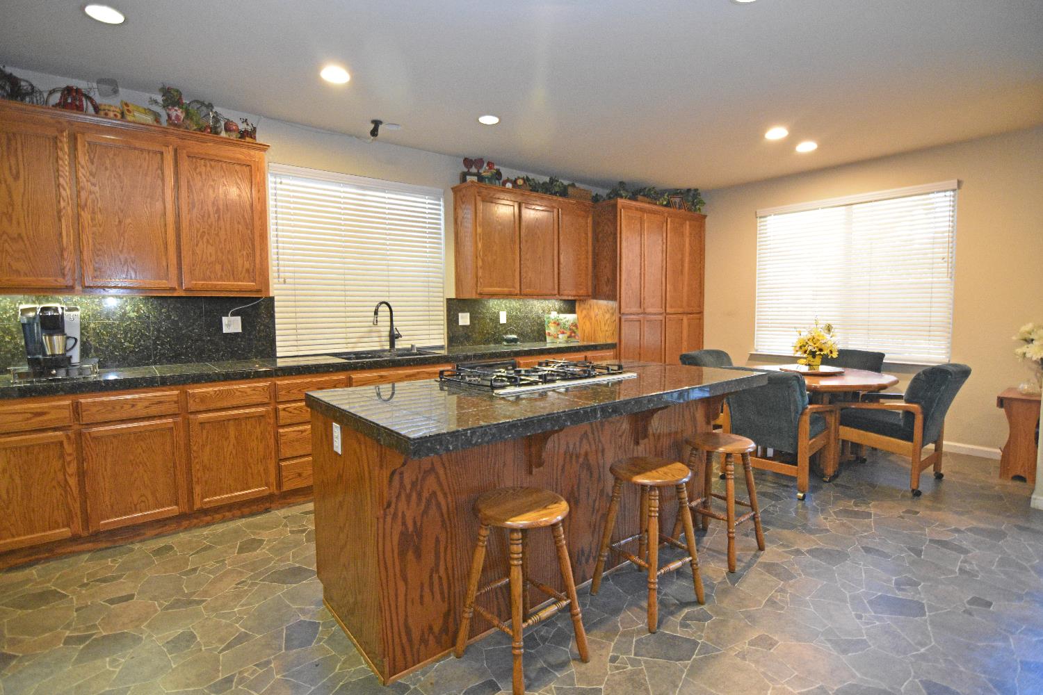 Detail Gallery Image 14 of 62 For 1923 Greenfield Dr, Turlock,  CA 95382 - 5 Beds | 3 Baths