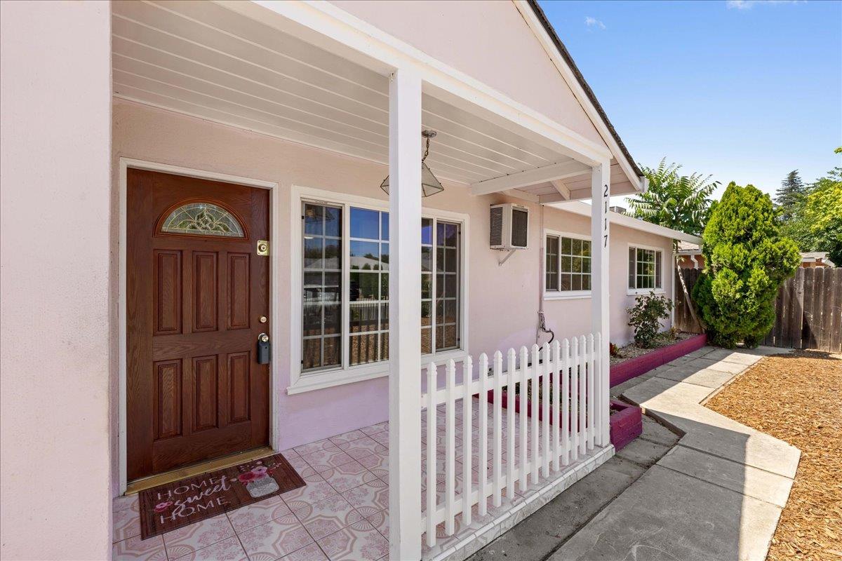 Detail Gallery Image 3 of 31 For 2117 Violet, Sacramento,  CA 95825 - 8 Beds | 4 Baths
