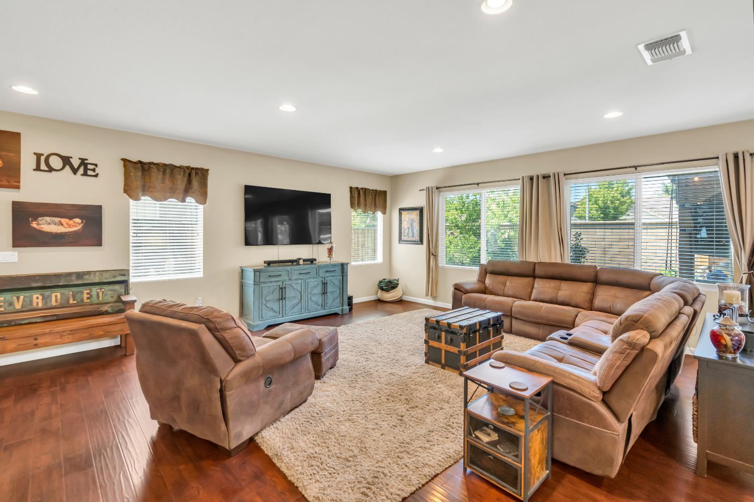 Detail Gallery Image 8 of 53 For 3962 Martis St, West Sacramento,  CA 95691 - 4 Beds | 2/1 Baths