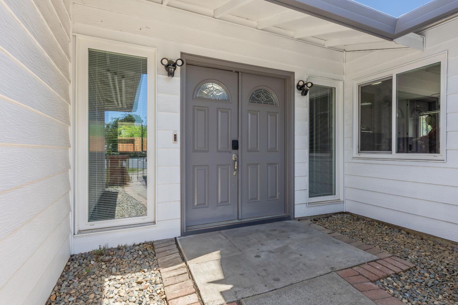 Detail Gallery Image 3 of 40 For 2537 Warrego Way, Sacramento,  CA 95826 - 4 Beds | 2/1 Baths