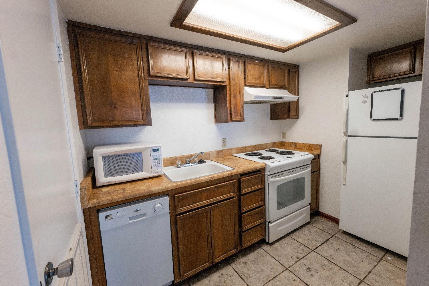 Detail Gallery Image 5 of 10 For 3701 Colonial Dr #34,  Modesto,  CA 95350 - 1 Beds | 1 Baths
