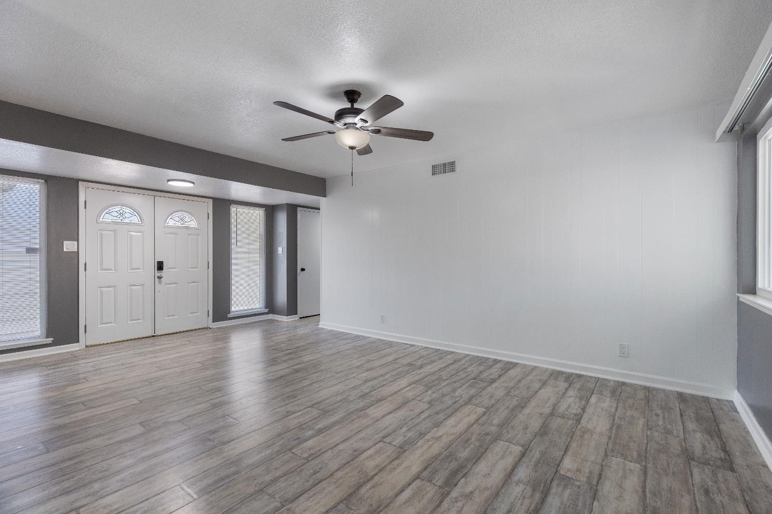 Detail Gallery Image 5 of 40 For 2537 Warrego Way, Sacramento,  CA 95826 - 4 Beds | 2/1 Baths