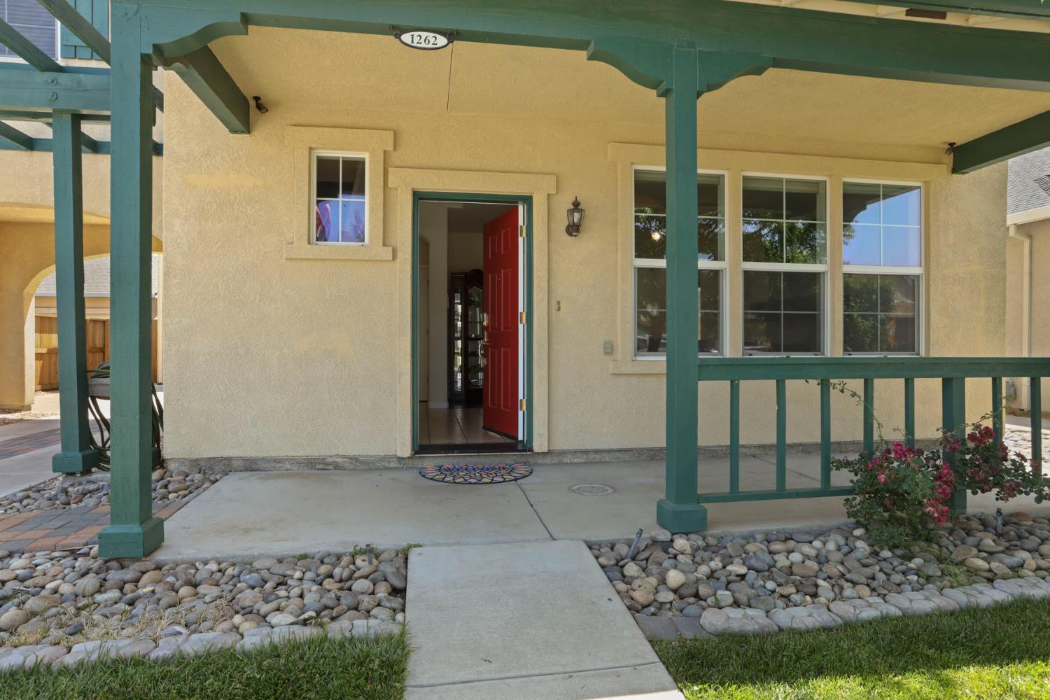 Detail Gallery Image 2 of 16 For 1262 Syracuse Ln, Manteca,  CA 95336 - 4 Beds | 2/1 Baths