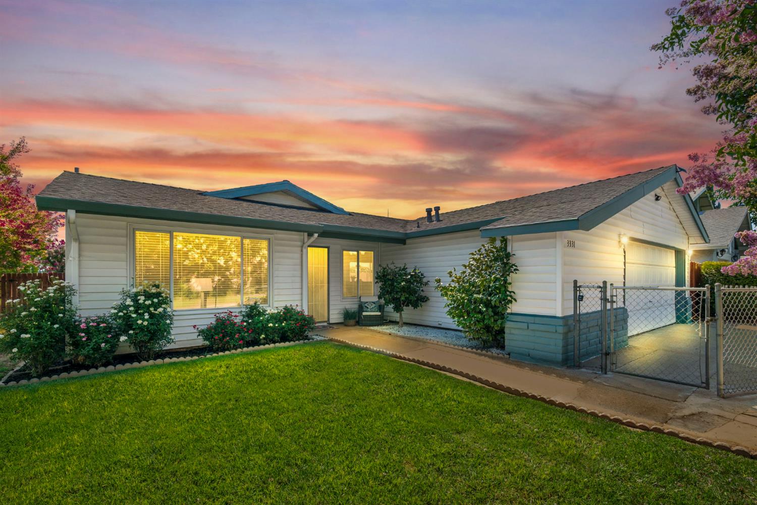 Detail Gallery Image 1 of 32 For 3331 Calico Ct, Sacramento,  CA 95826 - 3 Beds | 2 Baths