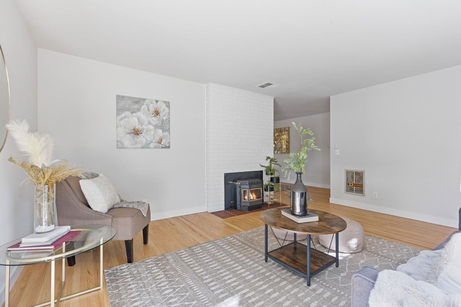 Detail Gallery Image 6 of 34 For 668 Crestview Dr, Diamond Springs,  CA 95619 - 3 Beds | 2 Baths