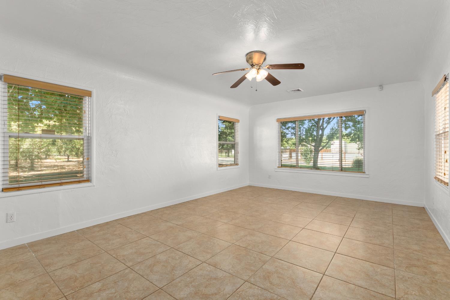Detail Gallery Image 6 of 25 For 3030 Pioneer Rd, Hughson,  CA 95326 - 3 Beds | 1 Baths