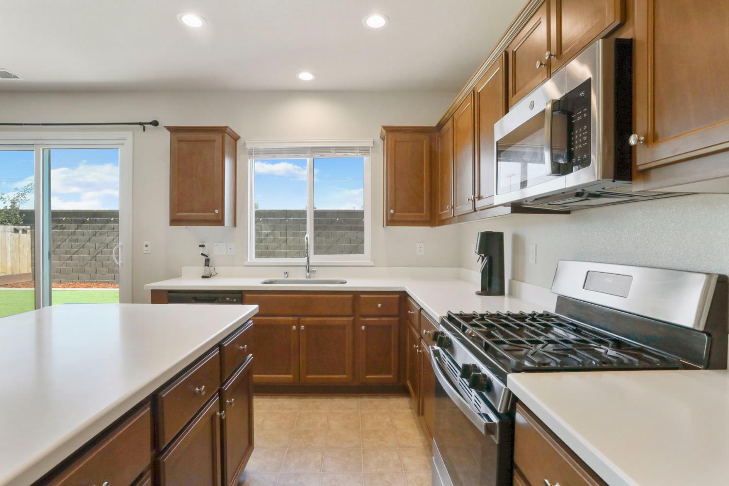 Detail Gallery Image 12 of 33 For 1540 Aspire Way, Modesto,  CA 95356 - 5 Beds | 2/1 Baths