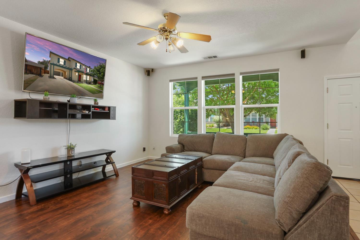 Detail Gallery Image 5 of 16 For 1262 Syracuse Ln, Manteca,  CA 95336 - 4 Beds | 2/1 Baths