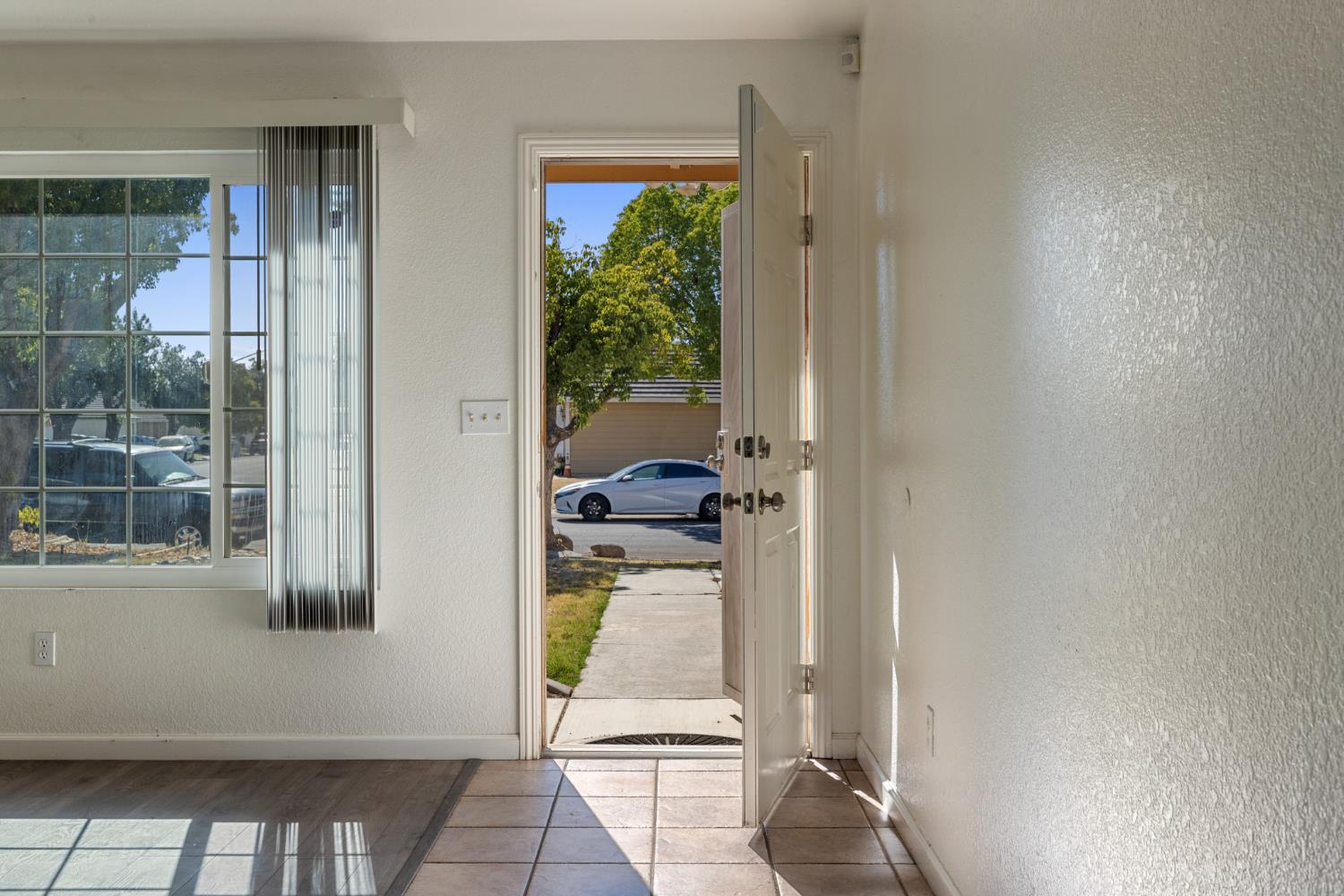 Detail Gallery Image 5 of 33 For 633 Waddell Way, Modesto,  CA 95357 - 3 Beds | 2 Baths