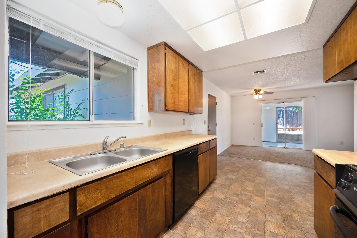 Detail Gallery Image 8 of 41 For 104 Briarcliff Ct, Folsom,  CA 95630 - 3 Beds | 2 Baths