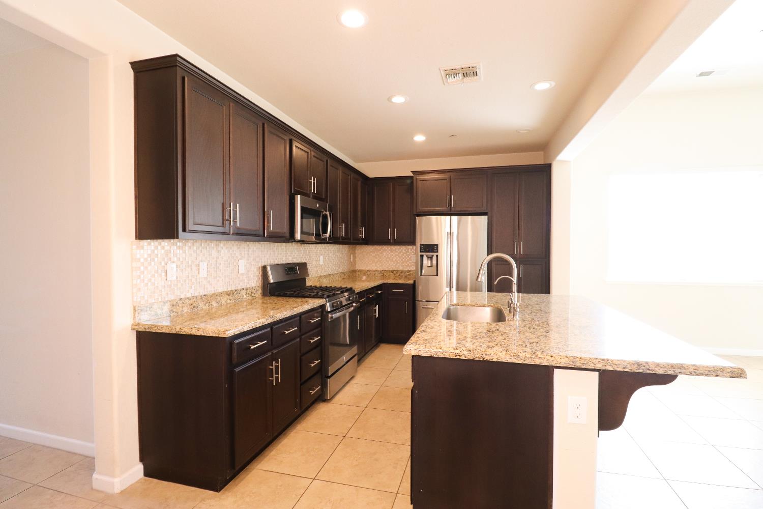 Detail Gallery Image 11 of 32 For 1455 Rock Springs Ave, Manteca,  CA 95337 - 4 Beds | 3 Baths