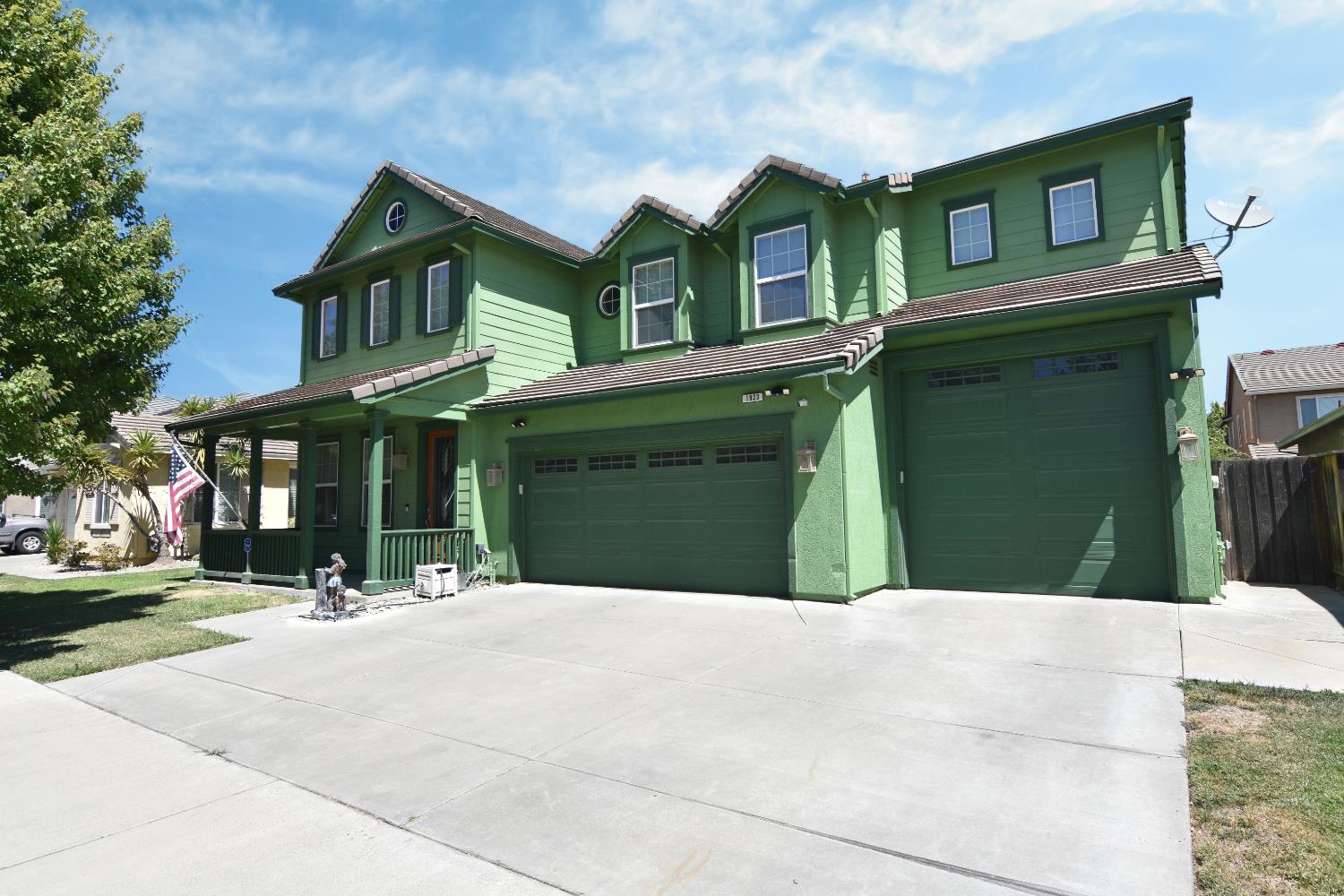 Detail Gallery Image 4 of 62 For 1923 Greenfield Dr, Turlock,  CA 95382 - 5 Beds | 3 Baths