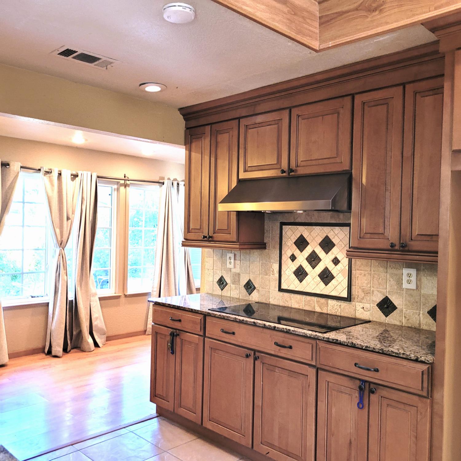 Detail Gallery Image 5 of 23 For 3010 Oregon Ct, Stockton,  CA 95204 - 4 Beds | 2 Baths