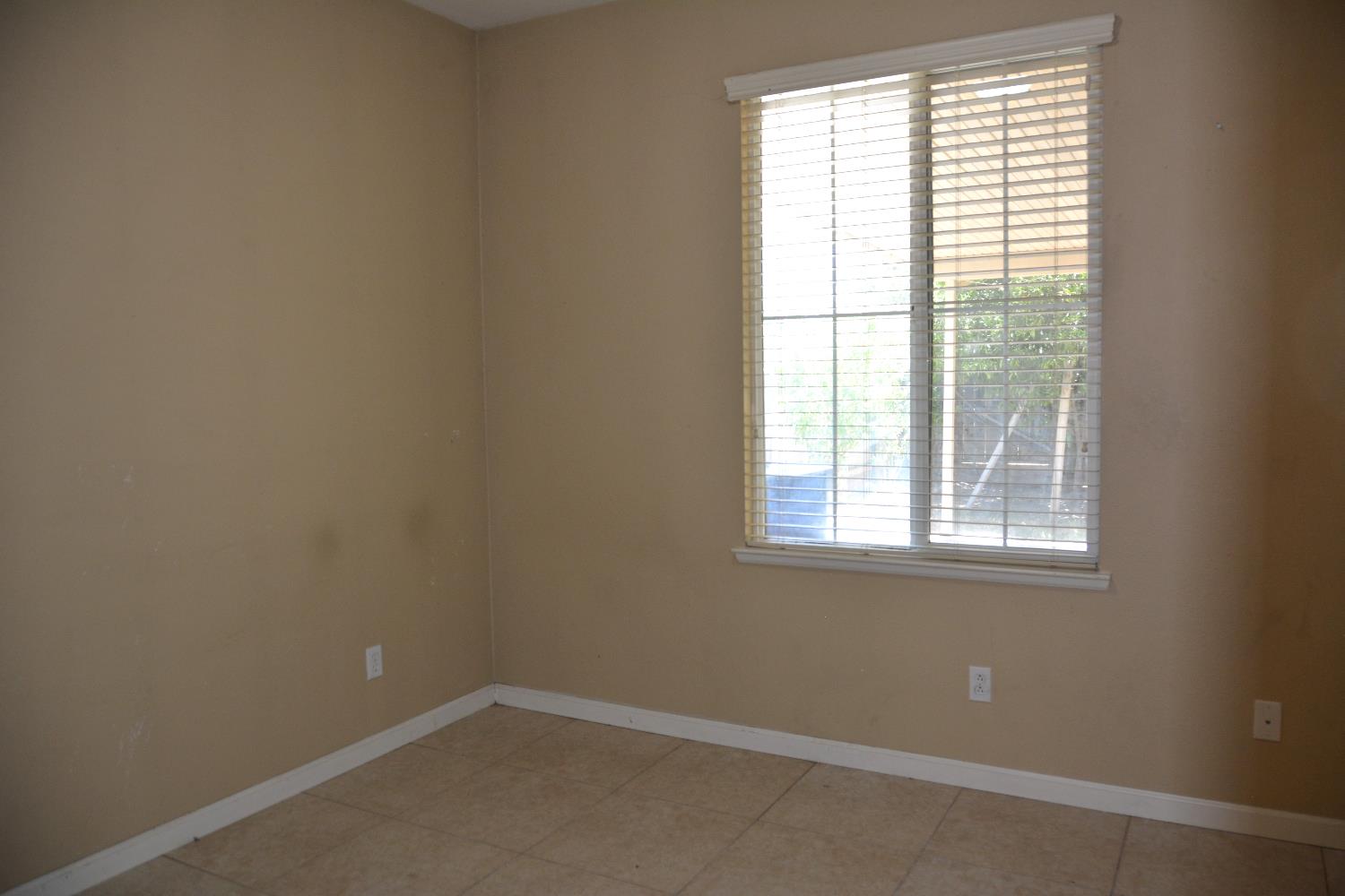 Detail Gallery Image 10 of 29 For 1492 Antioch Ct, Merced,  CA 95348 - 5 Beds | 2/1 Baths