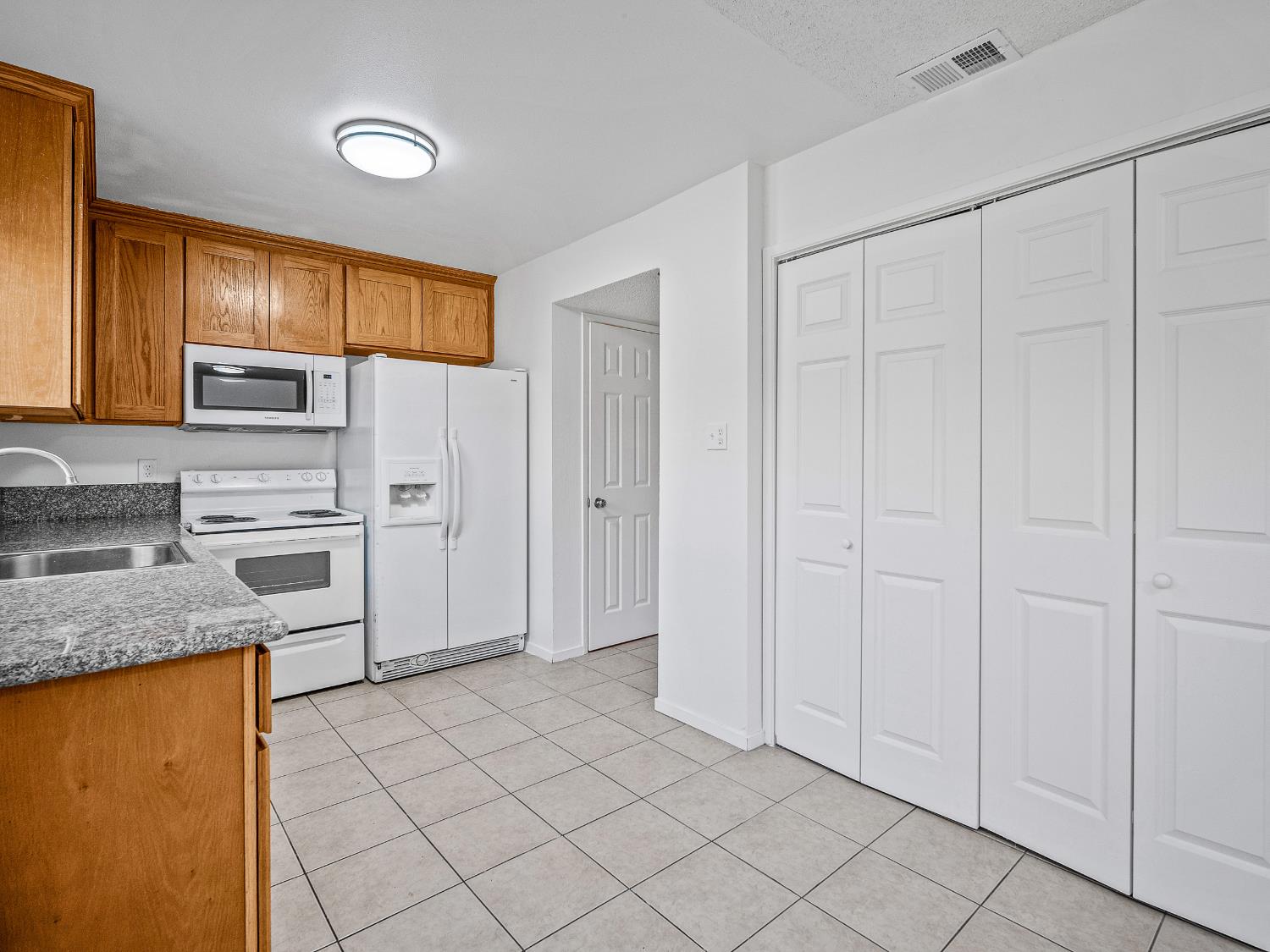 Detail Gallery Image 7 of 24 For 8881 La Riviera Dr #C,  Sacramento,  CA 95826 - 3 Beds | 1/1 Baths