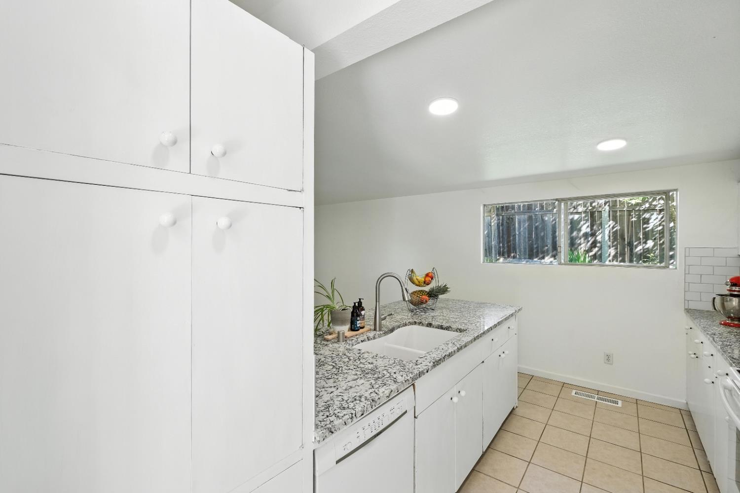 Detail Gallery Image 11 of 40 For 3896 Arrowhead Dr, El Dorado Hills,  CA 95762 - 4 Beds | 2 Baths