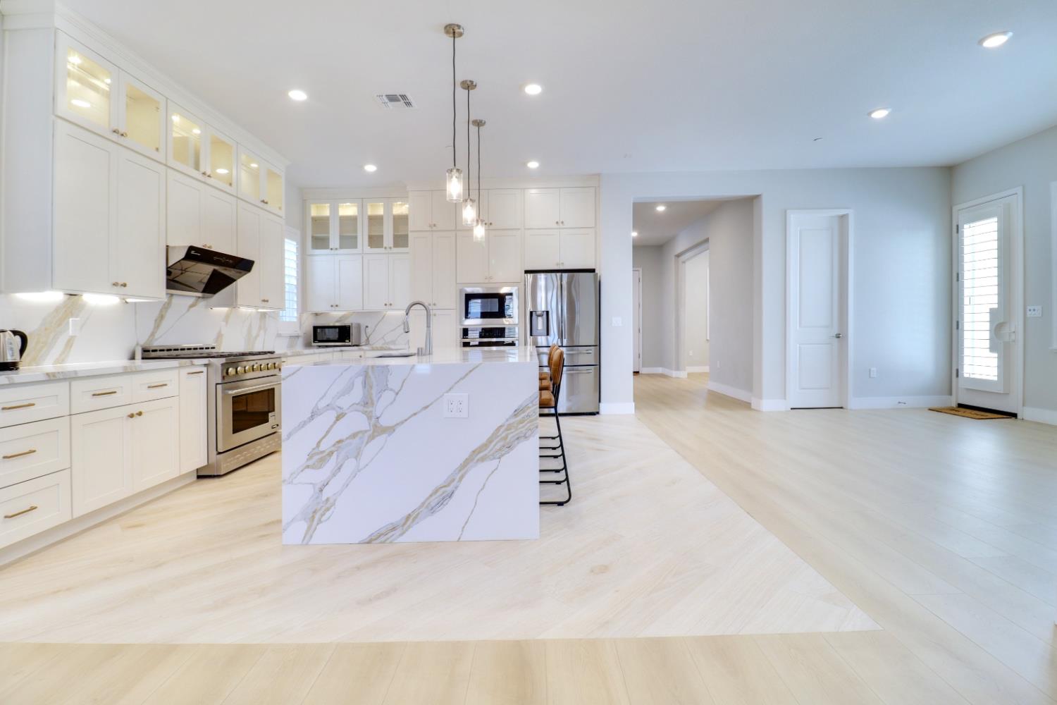 Detail Gallery Image 14 of 44 For 8594 Sona Way, Elk Grove,  CA 95757 - 6 Beds | 5/1 Baths
