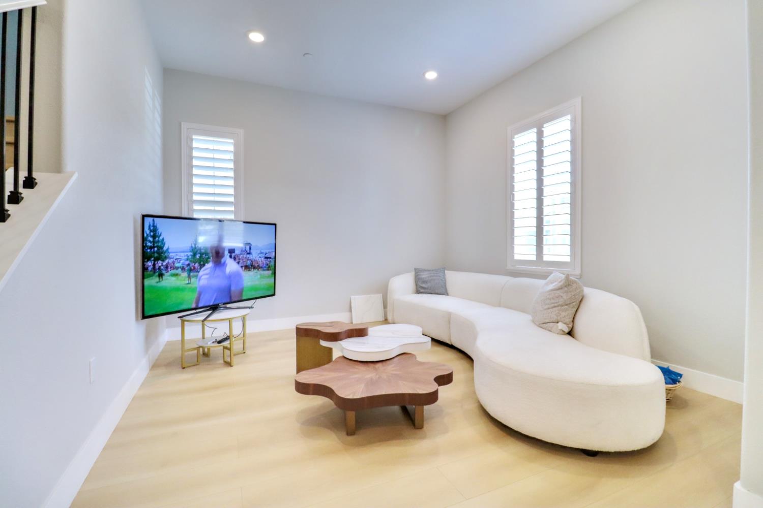 Detail Gallery Image 7 of 44 For 8594 Sona Way, Elk Grove,  CA 95757 - 6 Beds | 5/1 Baths