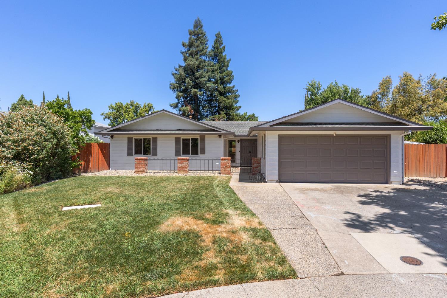 Detail Gallery Image 1 of 40 For 2537 Warrego Way, Sacramento,  CA 95826 - 4 Beds | 2/1 Baths