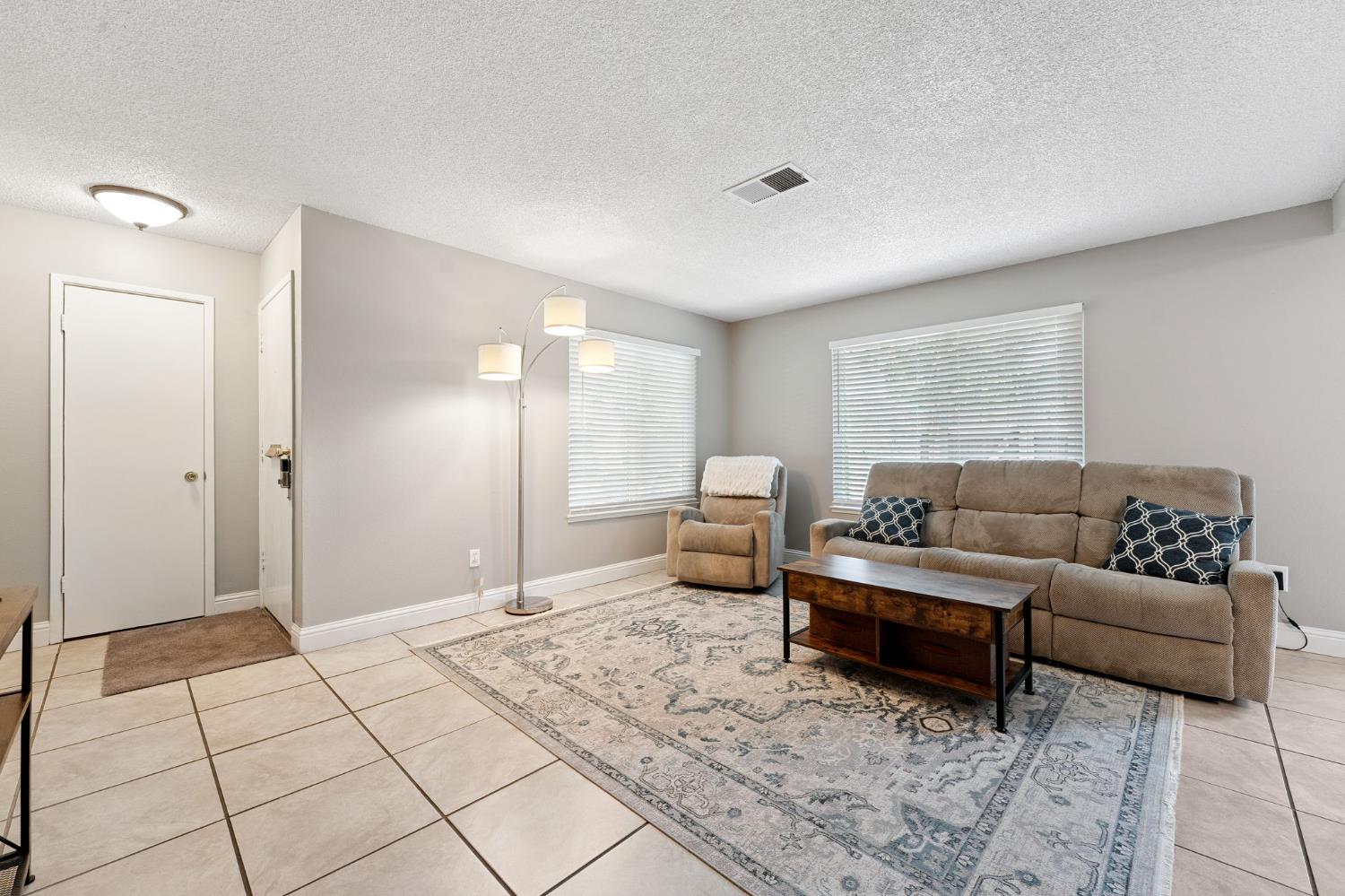 Detail Gallery Image 4 of 17 For 56 W Elliot St #61,  Woodland,  CA 95695 - 3 Beds | 2 Baths