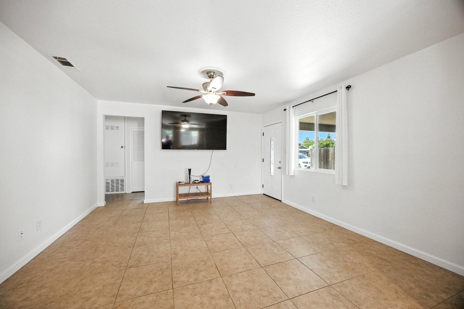 Detail Gallery Image 4 of 49 For 6147 Orsi Cir, Carmichael,  CA 95608 - 4 Beds | 2/1 Baths
