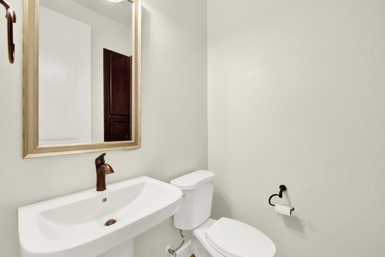 Detail Gallery Image 22 of 72 For 2200 Russell Cir, Woodland,  CA 95776 - 3 Beds | 2/1 Baths