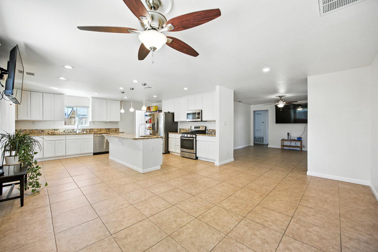 Detail Gallery Image 6 of 49 For 6147 Orsi Cir, Carmichael,  CA 95608 - 4 Beds | 2/1 Baths