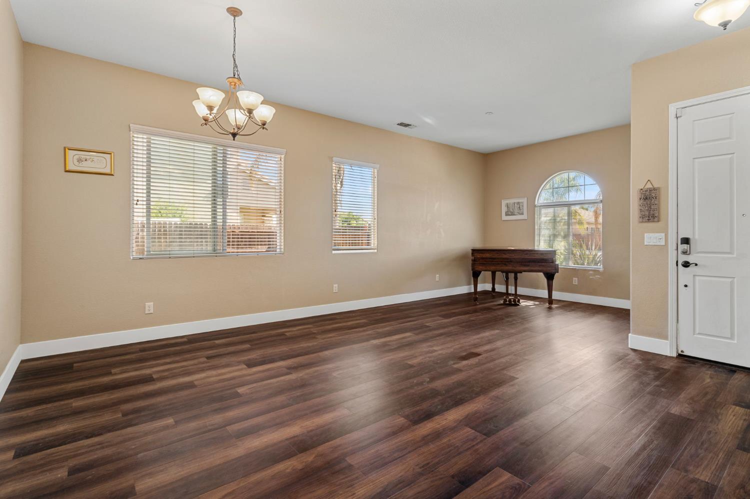 Detail Gallery Image 8 of 33 For 444 Sparrow Dr, Galt,  CA 95632 - 4 Beds | 2 Baths