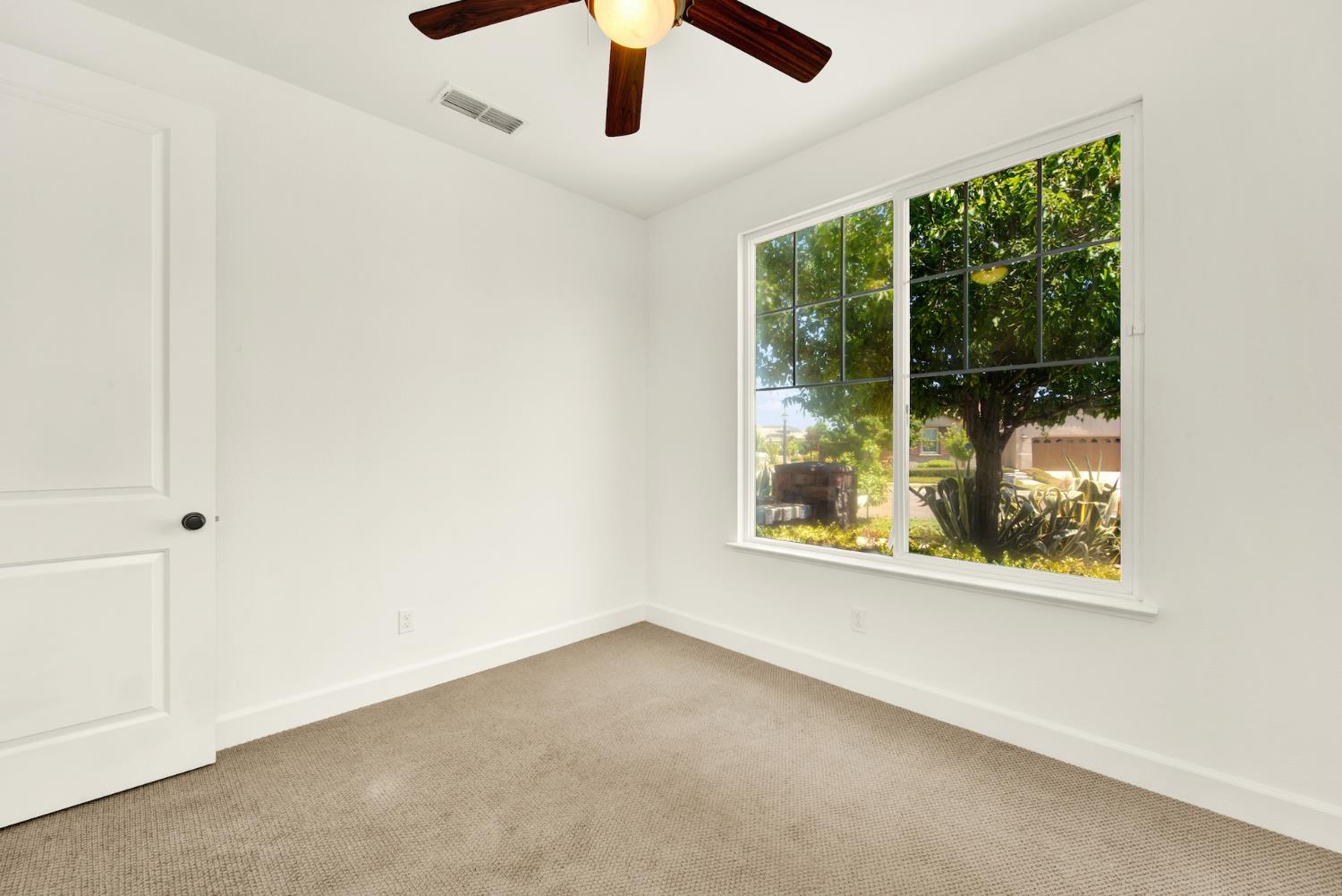 Detail Gallery Image 16 of 72 For 2200 Russell Cir, Woodland,  CA 95776 - 3 Beds | 2/1 Baths