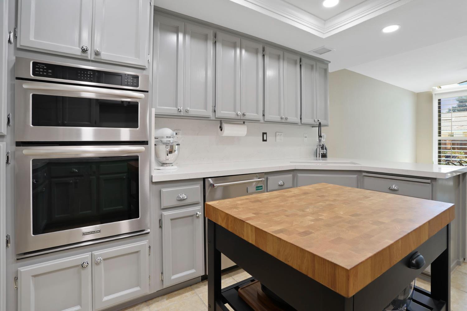 Detail Gallery Image 13 of 42 For 9105 Westcliff Ln, Fair Oaks,  CA 95628 - 3 Beds | 2/1 Baths