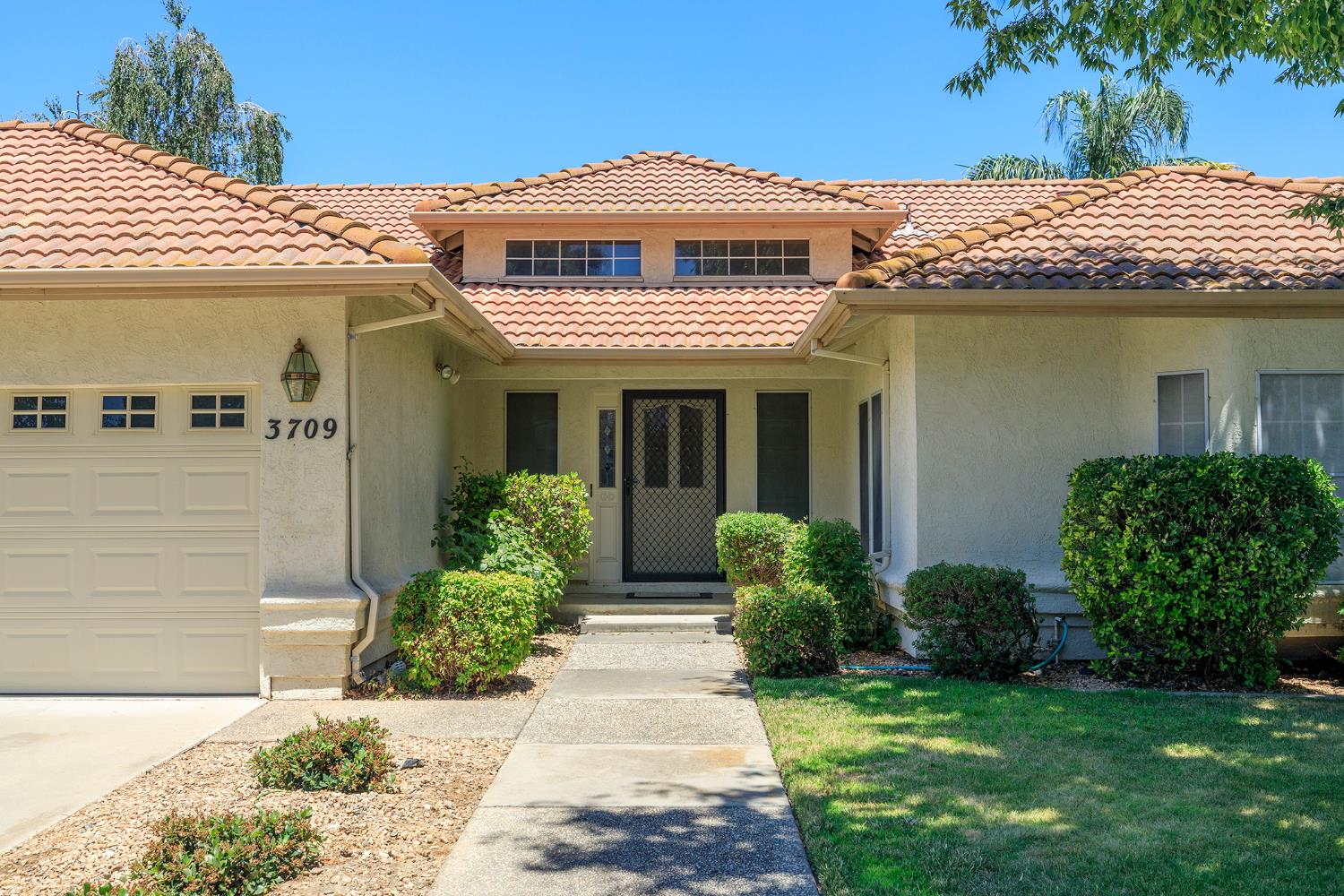 Detail Gallery Image 4 of 70 For 3709 Springcreek Dr, Modesto,  CA 95355 - 3 Beds | 2/1 Baths