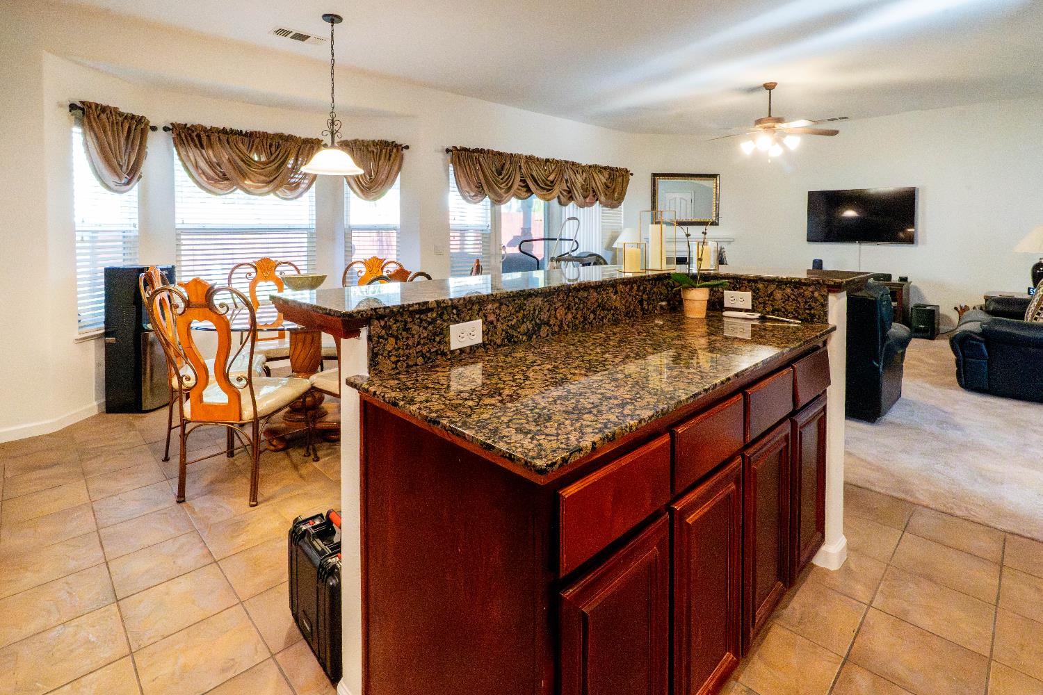 Detail Gallery Image 9 of 59 For 5738 Holbrook Dr, Riverbank,  CA 95367 - 4 Beds | 2/1 Baths