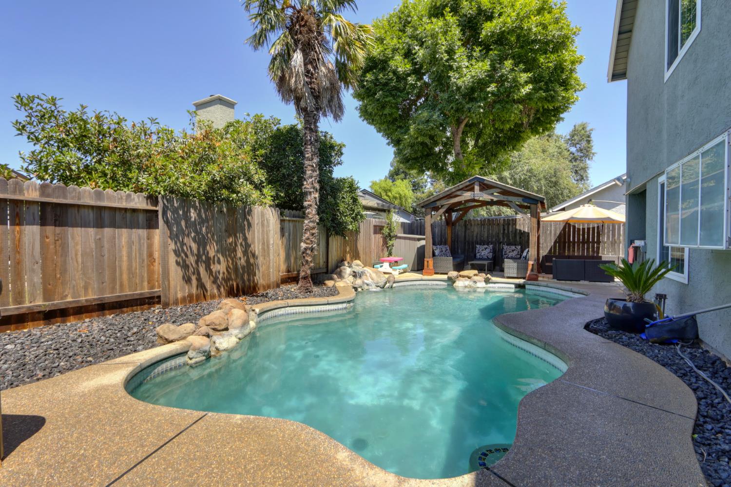 Detail Gallery Image 34 of 37 For 8916 Hollowstone Way, Sacramento,  CA 95828 - 4 Beds | 4 Baths