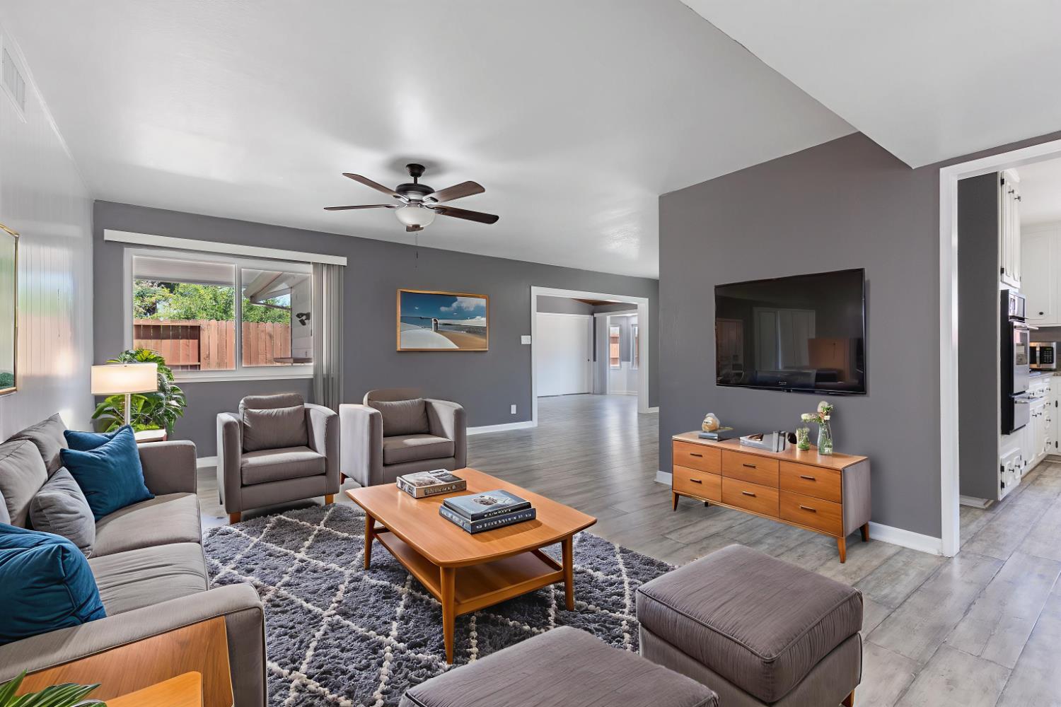 Detail Gallery Image 6 of 40 For 2537 Warrego Way, Sacramento,  CA 95826 - 4 Beds | 2/1 Baths