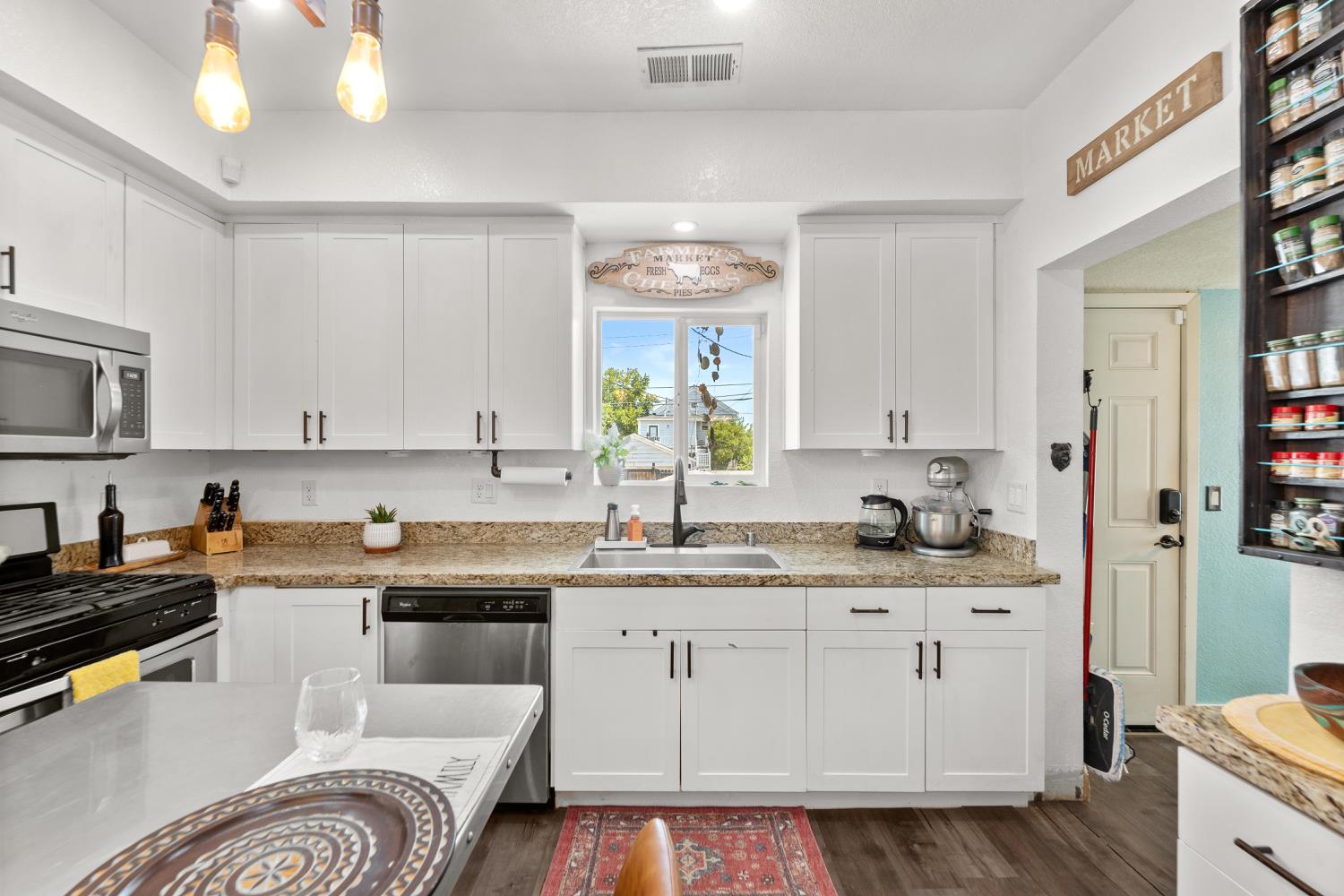 Detail Gallery Image 13 of 63 For 3641 5th Ave, Sacramento,  CA 95817 - 3 Beds | 1/1 Baths