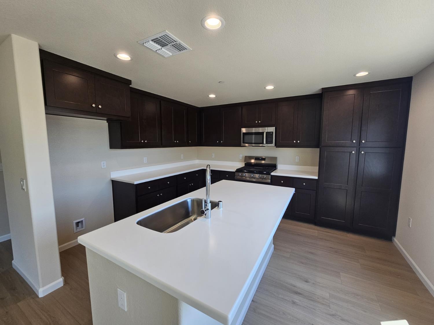Detail Gallery Image 5 of 16 For 908 Terranova Ct, Stockton,  CA 95204 - 4 Beds | 3 Baths