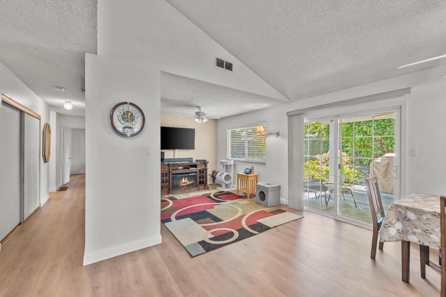 Detail Gallery Image 14 of 39 For 8852 Salmon Falls Dr, Sacramento,  CA 95826 - 3 Beds | 2 Baths