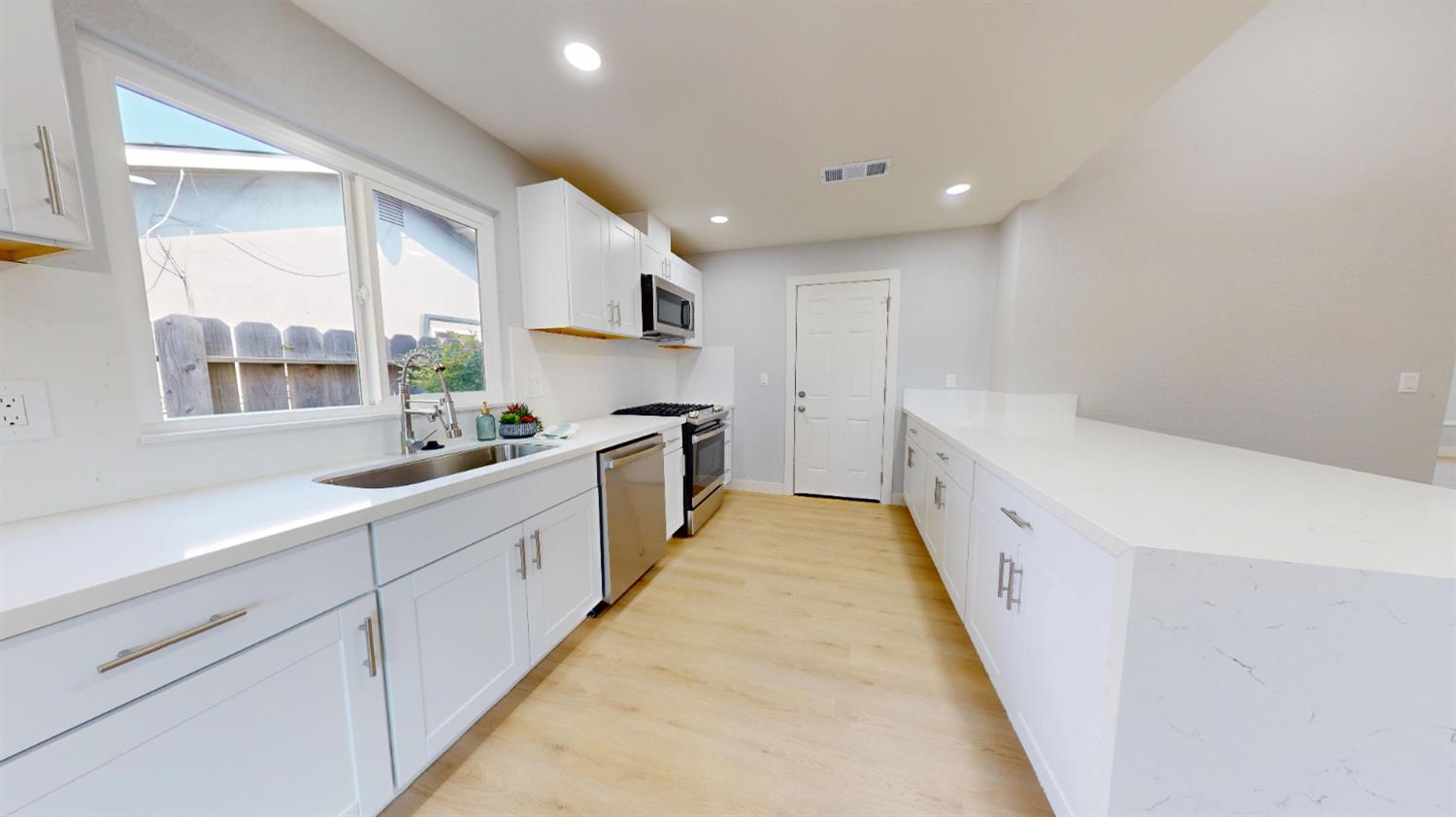Detail Gallery Image 6 of 21 For 5212 Stillwater Dr, Salida,  CA 95368 - 3 Beds | 2 Baths