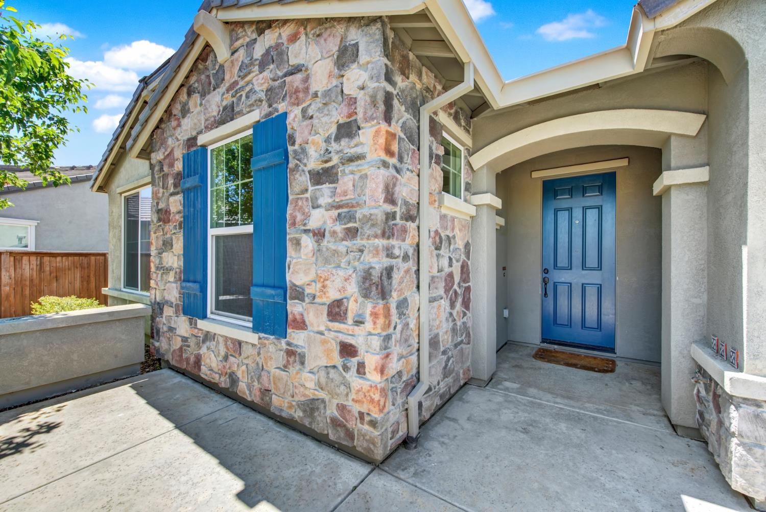 Detail Gallery Image 5 of 72 For 2200 Russell Cir, Woodland,  CA 95776 - 3 Beds | 2/1 Baths
