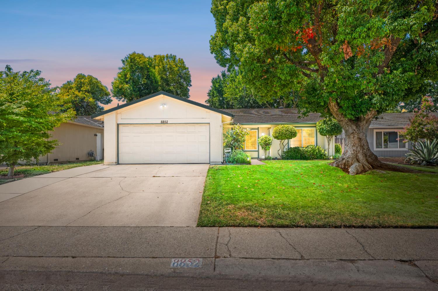 Detail Gallery Image 1 of 39 For 8852 Salmon Falls Dr, Sacramento,  CA 95826 - 3 Beds | 2 Baths